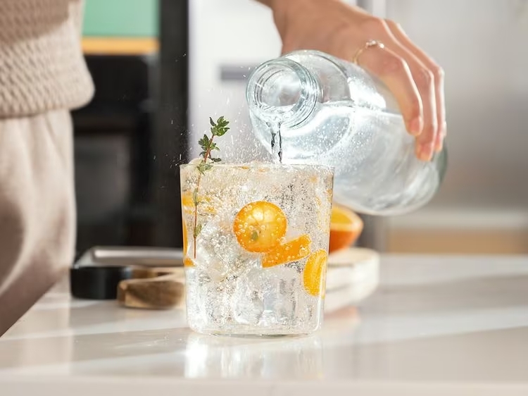 soda stream smag hældes i glas